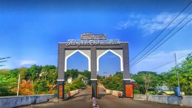 Mengapa Pesantren Perlu Menerbitkan Buku Sejarah Resmi?